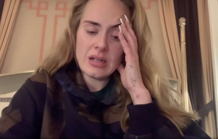 Adele in lacrime rimanda gli show di Las Vegas: «Sono distrutta»